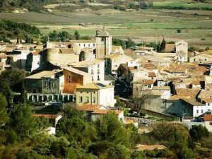 Le Tineiral à Néffies The house is located under the ramparts close to the medieval village square and the belfry.