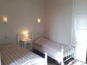 Die Ferien Wohnung Les Santolines, in Neffies. Ein Zimmer mit zwei Betten(90cm), sein Badezimmer und Toilette, 