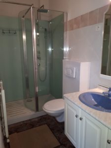 Le Tineiral à Néffies Gîte Les Santolines . Hébergement de tourisme.Une chambre double avec sa salle de bains et WC.