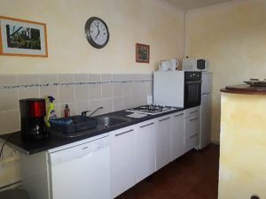 Die Ferien Wohnung Les Santolines, in Neffies. Ein schönes Wohnzimmer mit Küche, (Kochplatten, Elektroherd, Mikrowelle, Toaster, Kaffeemaschine und Wasserkocher, Kühlschrank-Konservator.)