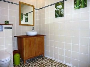 Le gite Les Lavandes proche de Pézenas sud de france. Sa grande salle de bain avec douche et wc.