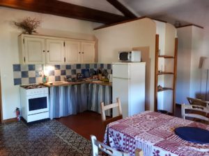 Le Tineiral à Néffies, apartment Les Romarins. The kitchen is fully equipped for self-catering with a gas hob and oven, fridge, microwave, coffee machine, kettle and toaster.