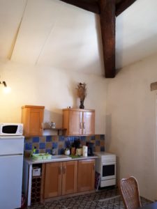 Die Ferien Wohnung Les Bruyeres, Ein schönes Wohnzimmer mit seiner Küche: Herd und Gasofen, Mikrowelle, Wasserkocher, Kaffeemaschine, Toaster, Kühlschrank-Konservator
