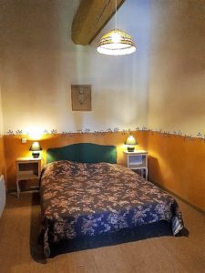 Ein großes Zimmer mit einem Doppelbett 160 cm.