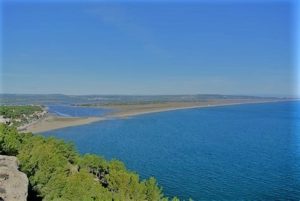 Spazieren Sie als Familie durch die Gassen der alten Steindörfer. Erfrischen Sie sich neben Seen, Flüssen und riesigen Sandstränden. Entdecken Sie zu Fuß, mit dem Fahrrad, mit dem Kanu, die Naturstätten des Languedoc. 