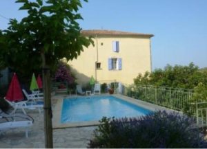 Le Tineiral à Néffies a swimming pool with secure access, plenty of sunloungers and parasols and a children’s play area with swings in our garden.