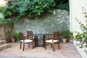 Le Tineiral à Néffies . Barbecues, tables de jardin,