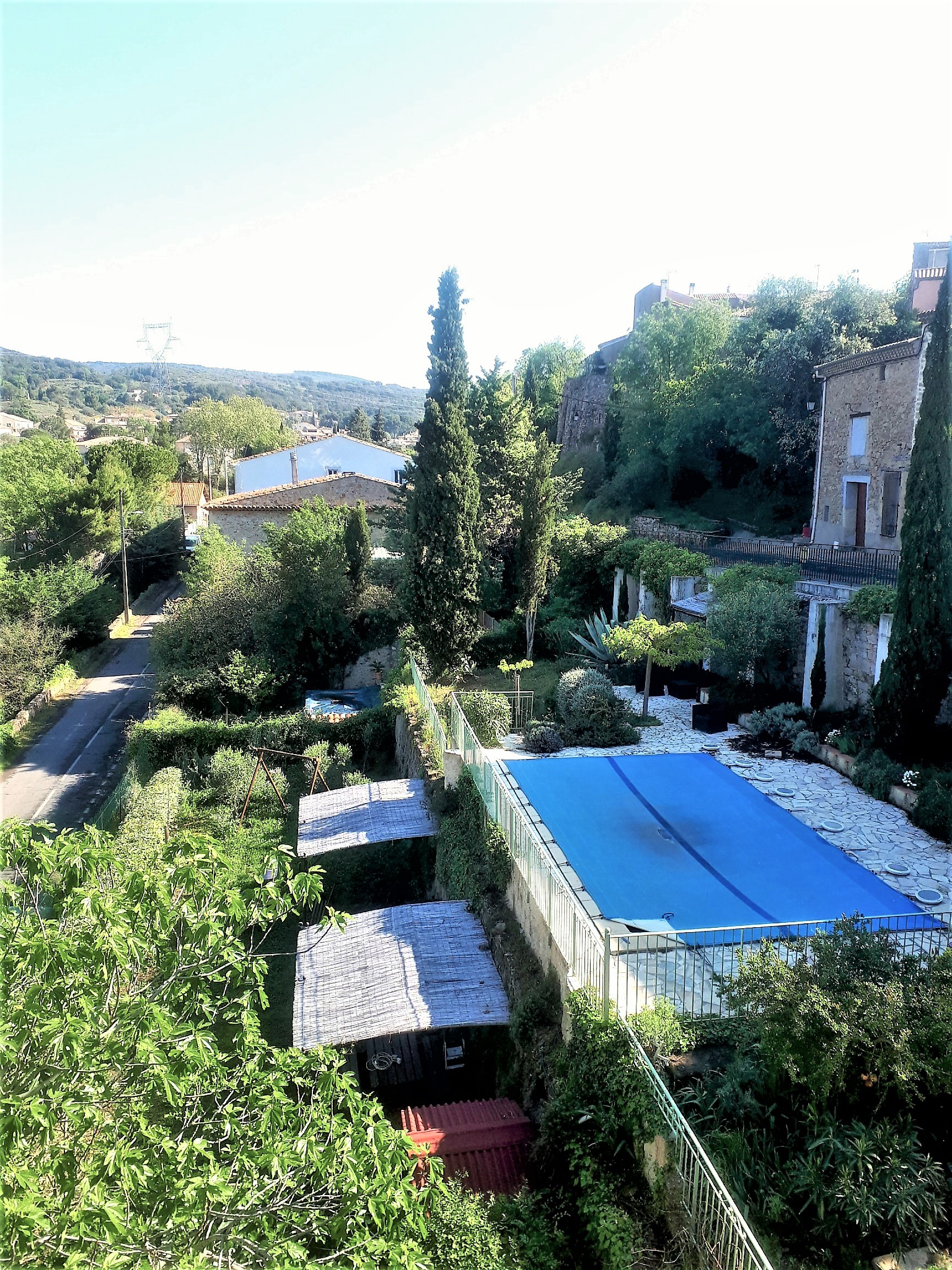 Le Tineiral à Néffiès Gite les Bruyeres : Une vue sur le jardin et  la piscine.