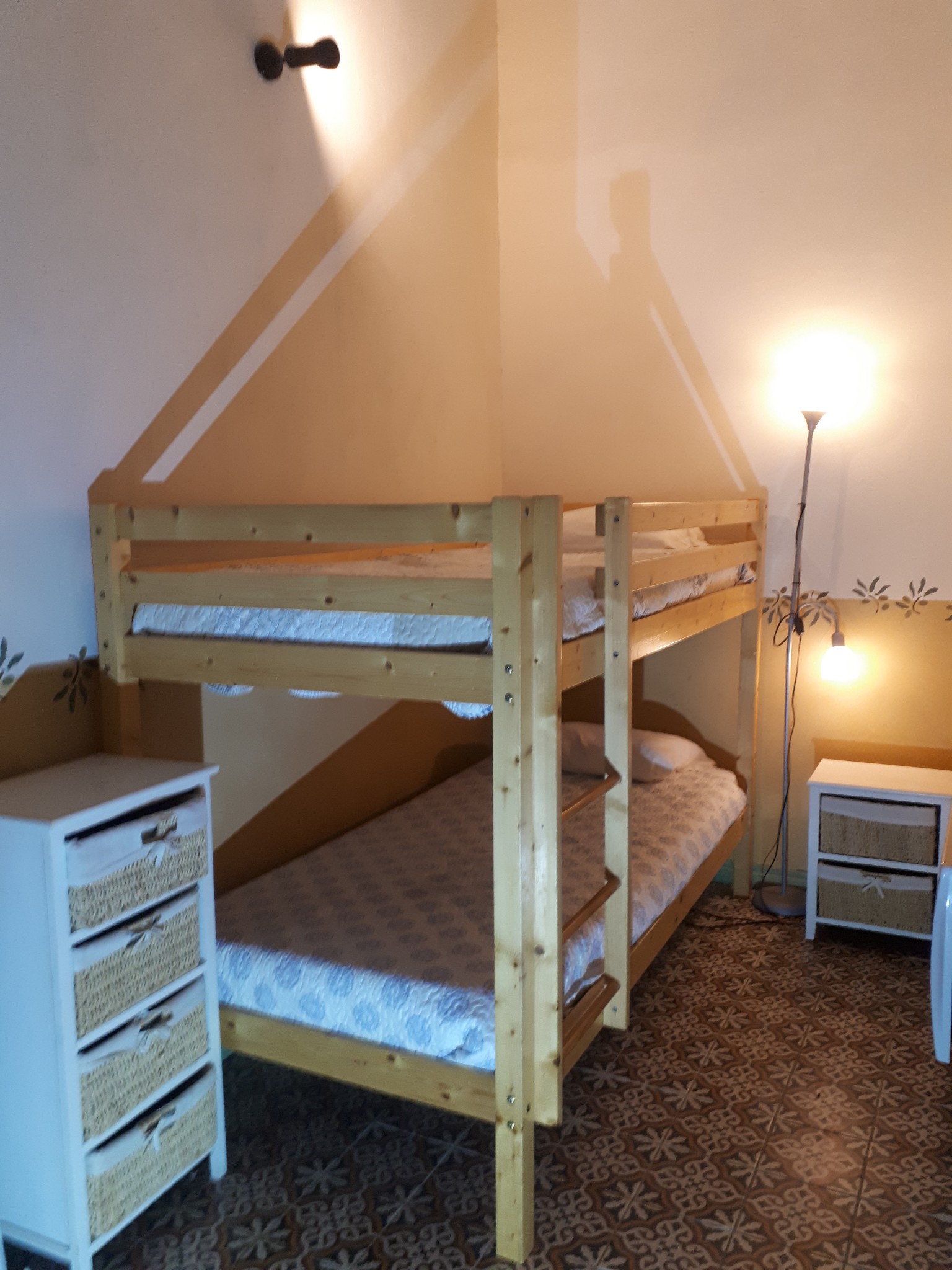 Le Tineiral à Néffiès Gite les Bruyeres : Un coin cabine avec deux lits superposés pour vos enfants.