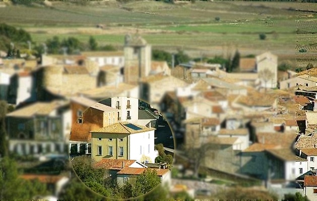 Vue du village de  Néffiès est perché au dessus des vignes au cœur du Languedoc