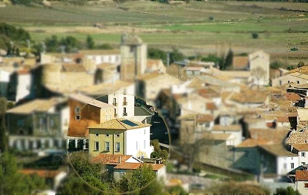 Vue du village de  Néffiès est perché au dessus des vignes au cœur du Languedoc