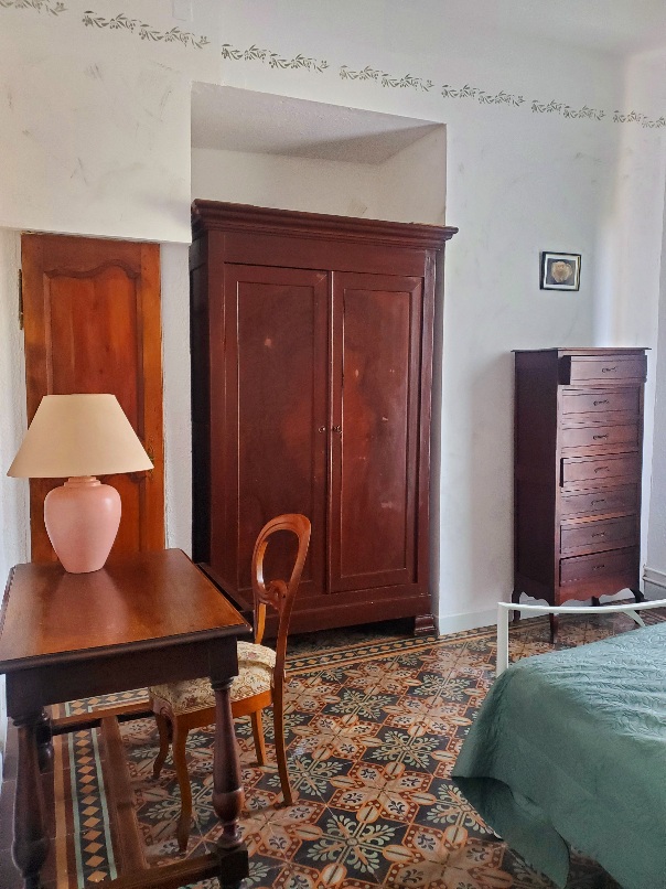 Le Tineiral à Néffies Gîte rural les genets Une grande chambre avec un bureau